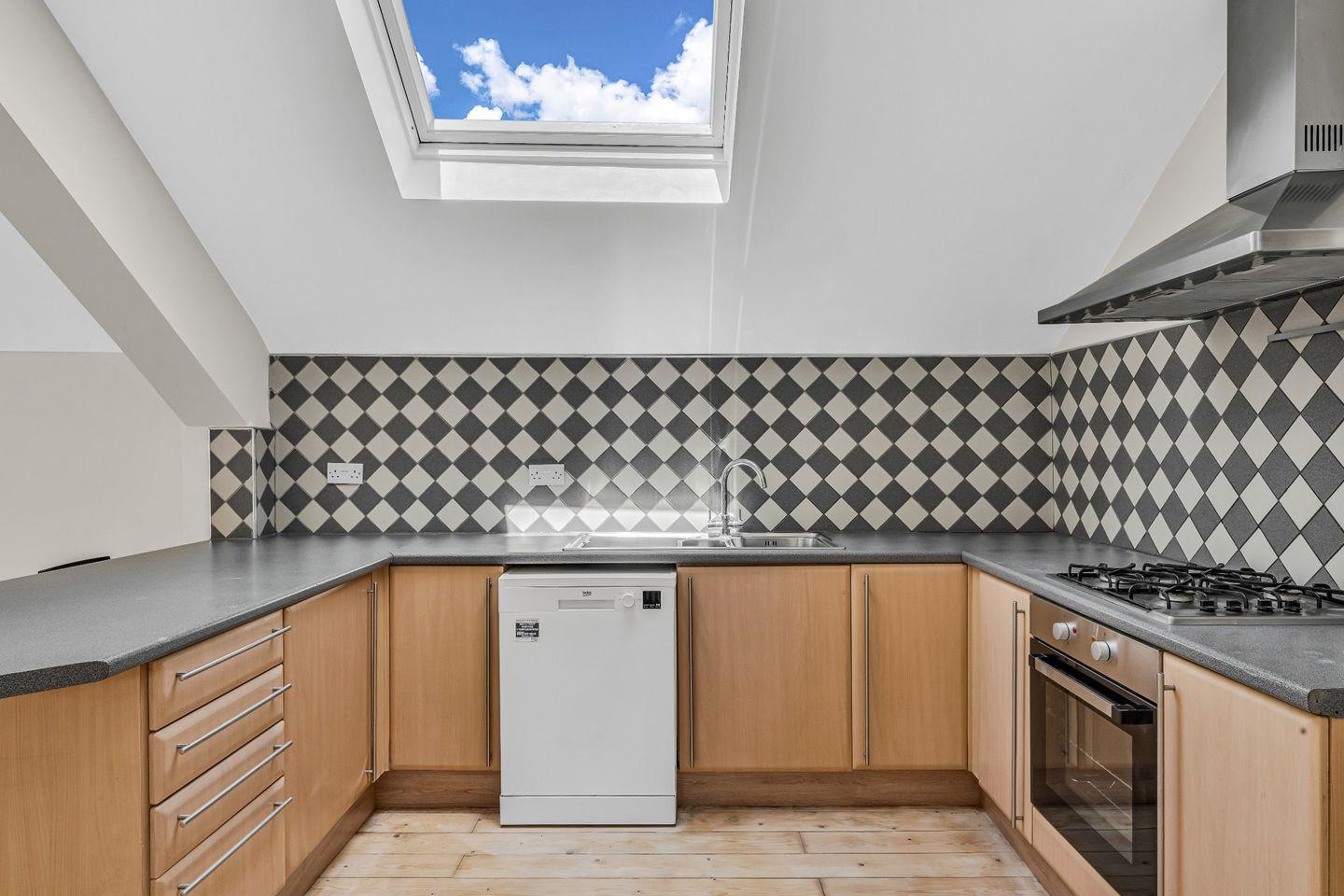 Flat Commercial Road in Greater London