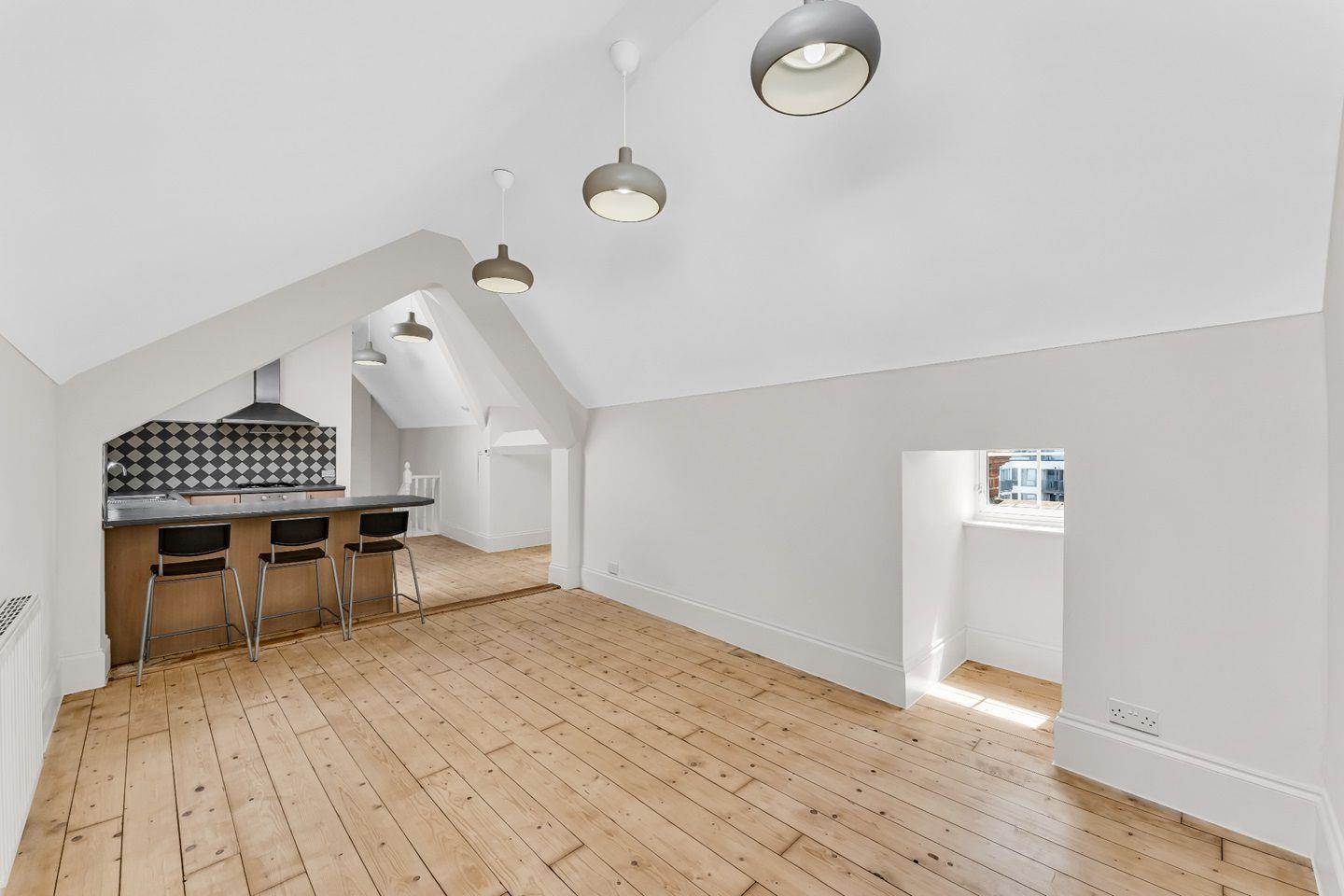 Flat Commercial Road in Greater London