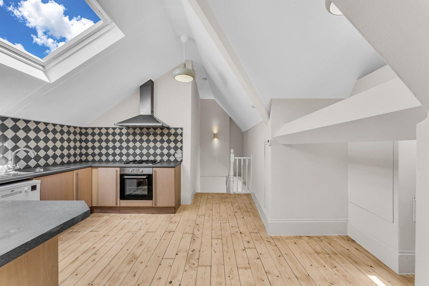 Flat Commercial Road in Greater London