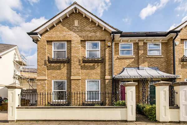 House Wyatt Drive in Greater London