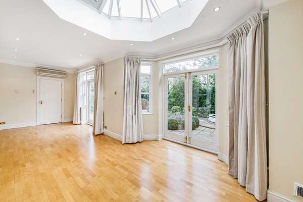 House Wyatt Drive in Greater London