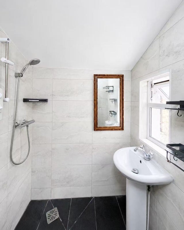 Room Westfield Road in Greater London