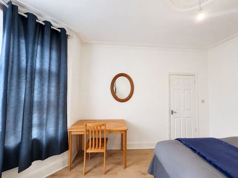 Room Westfield Road in Greater London