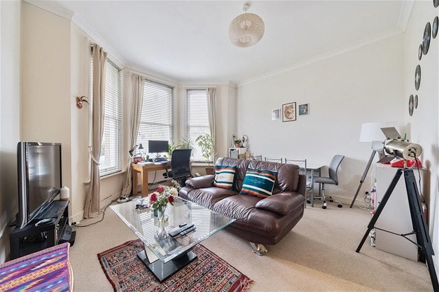 Flat Surbiton Hill Park in Greater London