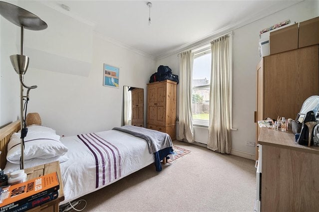 Flat Surbiton Hill Park in Greater London