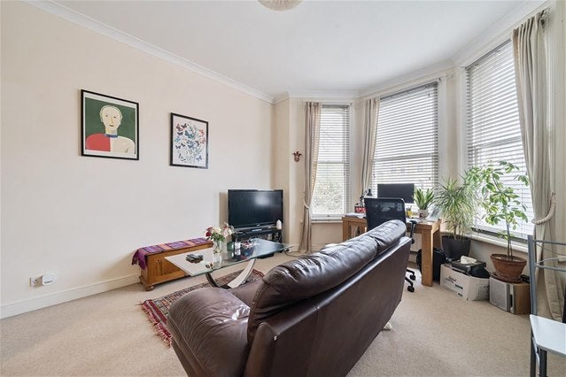 Flat Surbiton Hill Park in Greater London