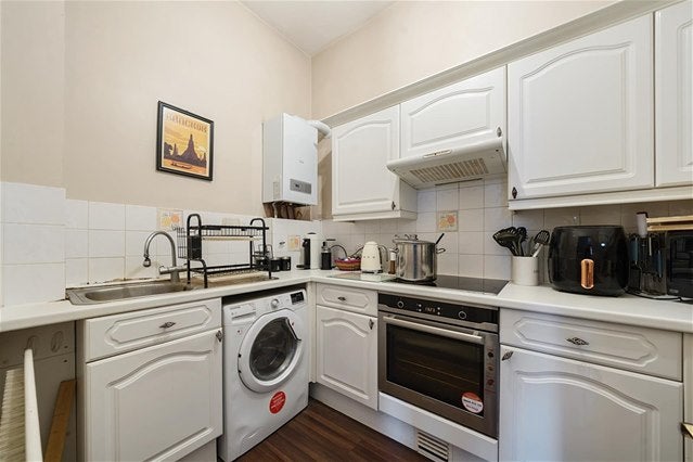 Flat Surbiton Hill Park in Greater London