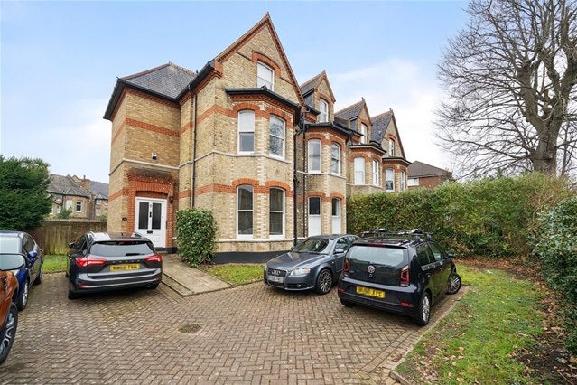 Flat Surbiton Hill Park in Greater London