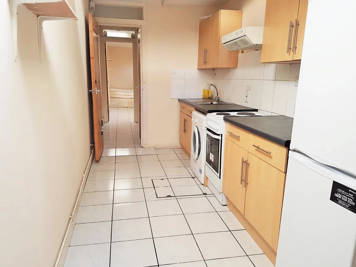Flat Pemberton Road in Greater London