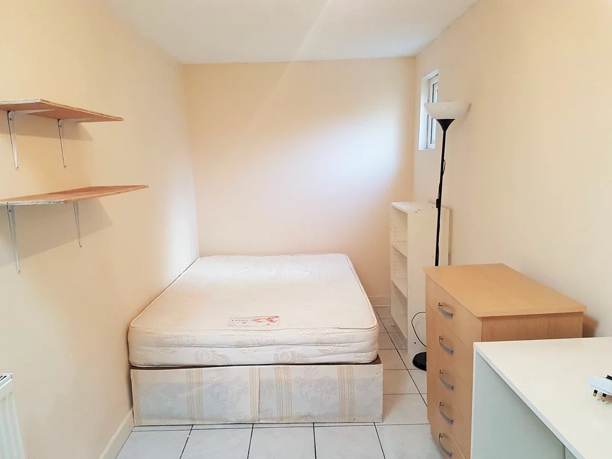 Flat Pemberton Road in Greater London