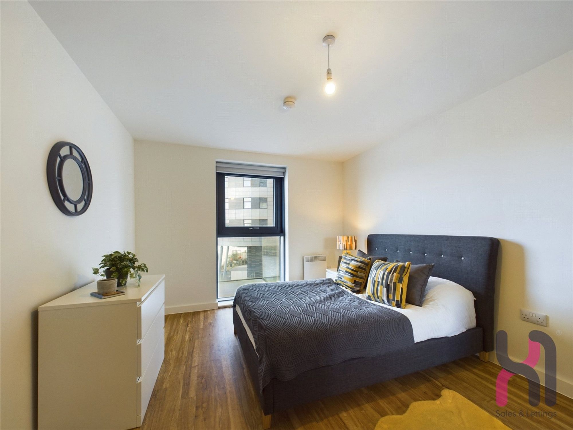 Flat Pomona Strand in Trafford