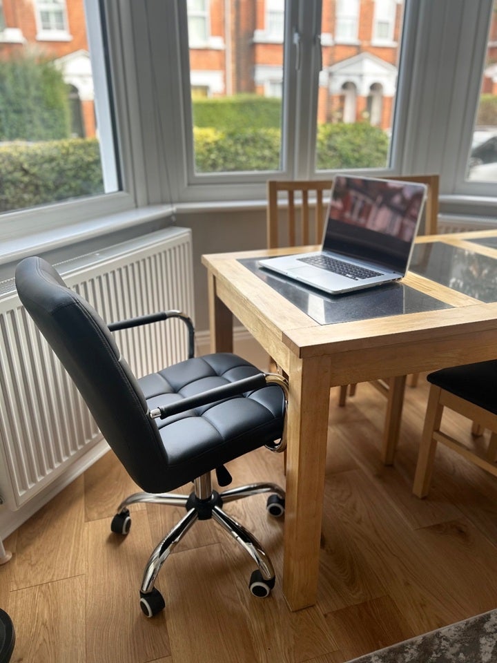 Flat Dawson Road in Greater London
