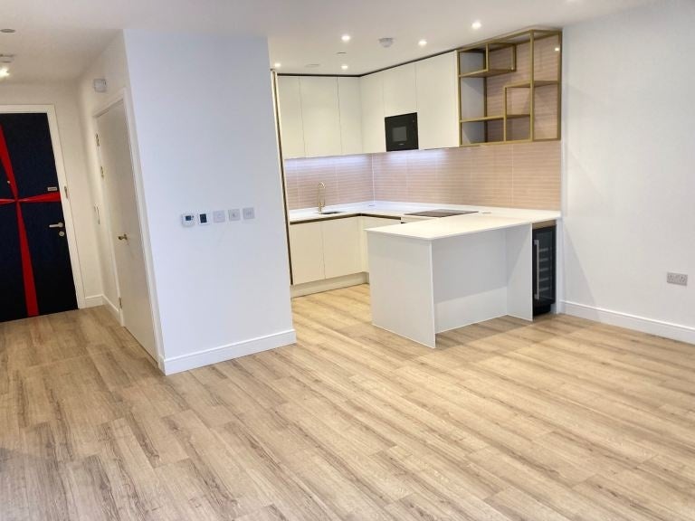 Flat Beresford Avenue in Greater London