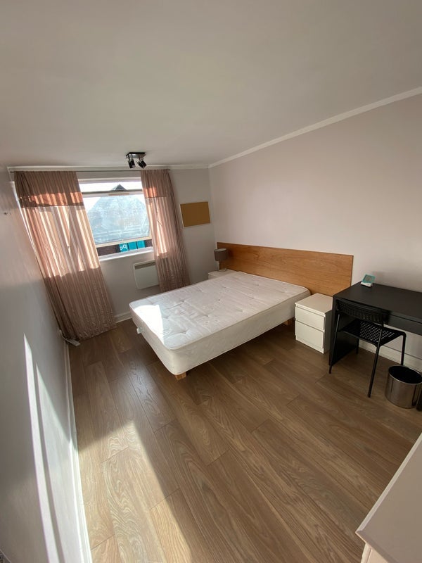 Room High Street in Greater London