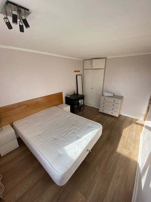 Room High Street in Greater London