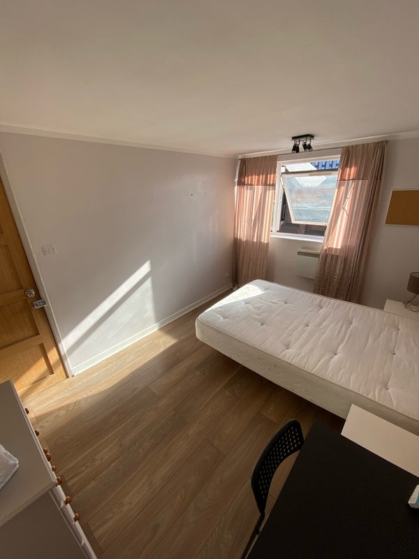 Room High Street in Greater London