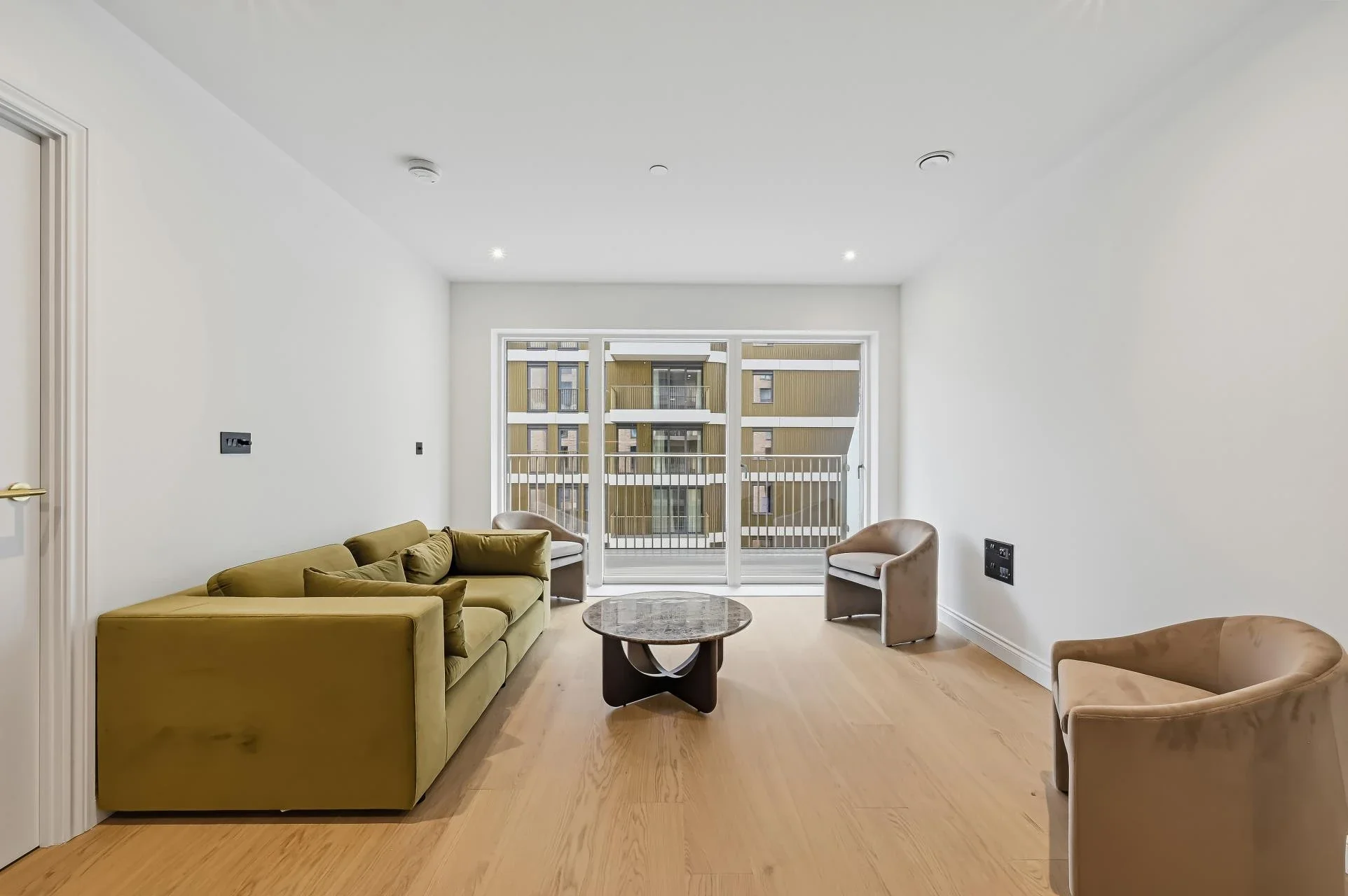 Flat Potters Road in Greater London