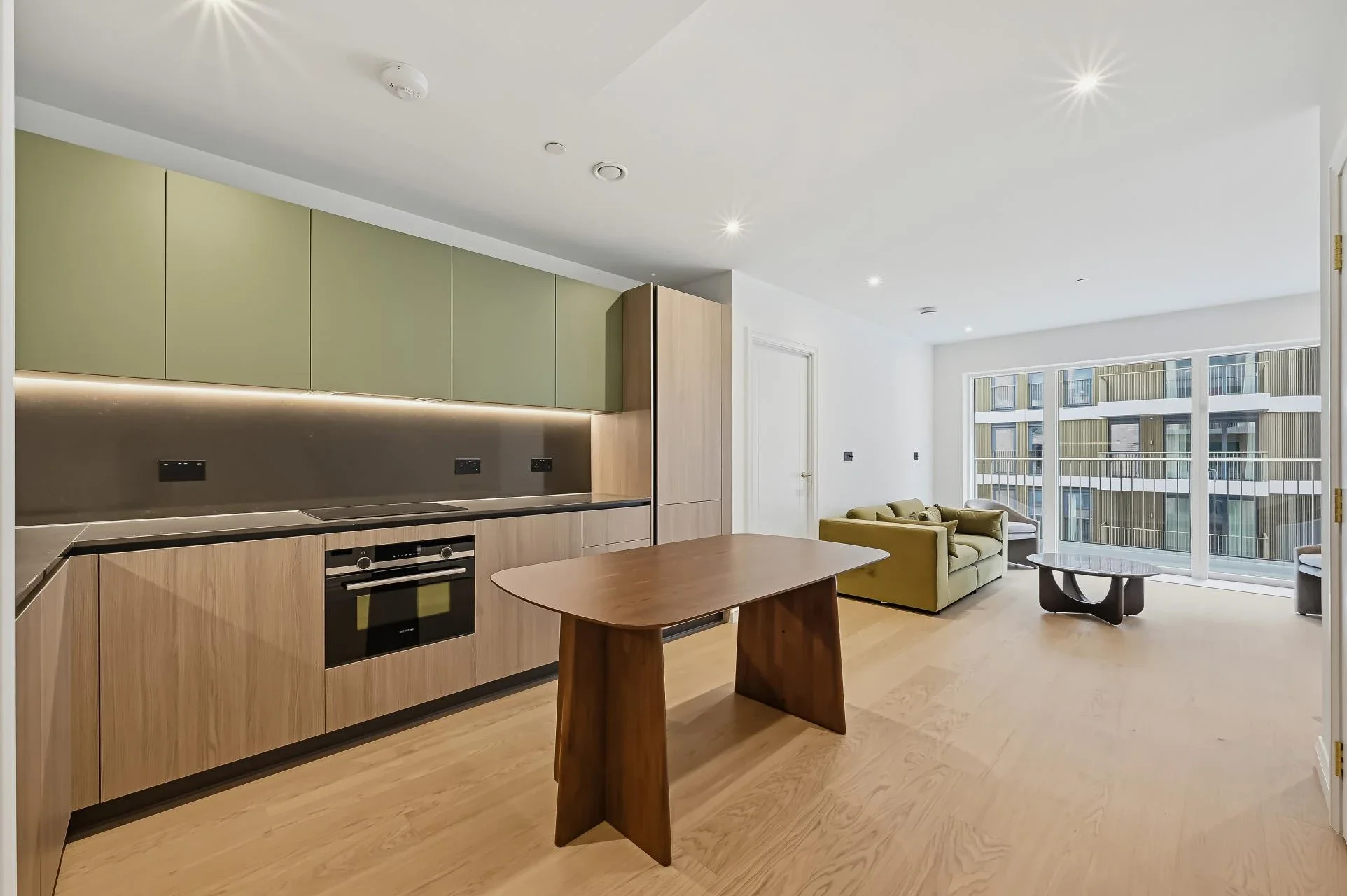 Flat Potters Road in Greater London