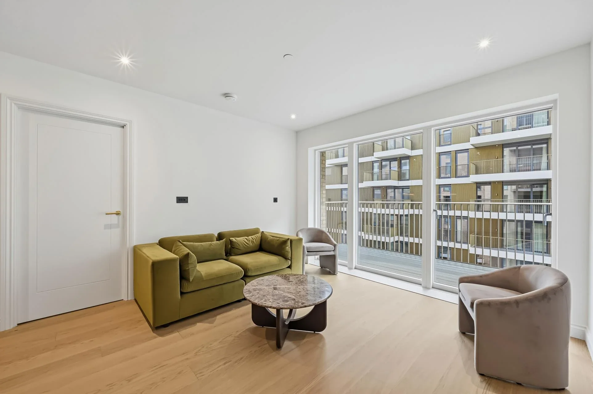 Flat Potters Road in Greater London