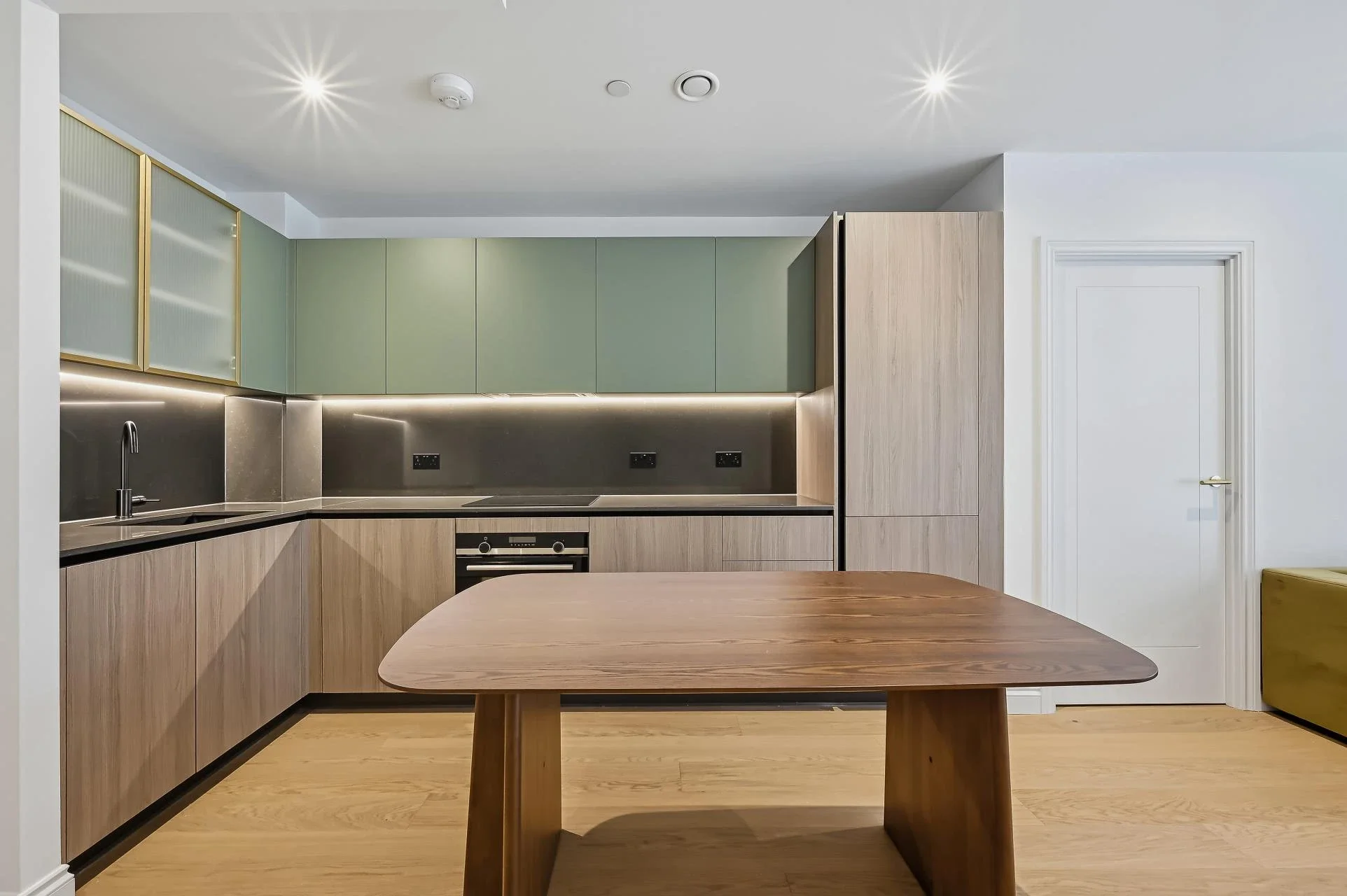Flat Potters Road in Greater London