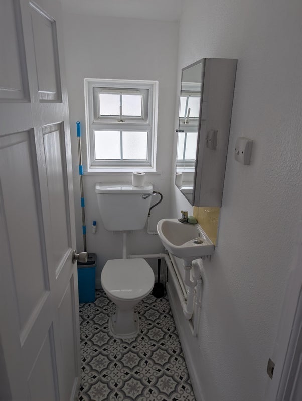 Room Westminster Avenue in Greater London