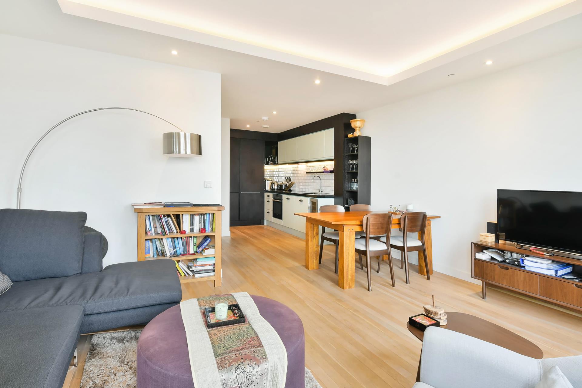 Flat Cobblestone Square in Greater London