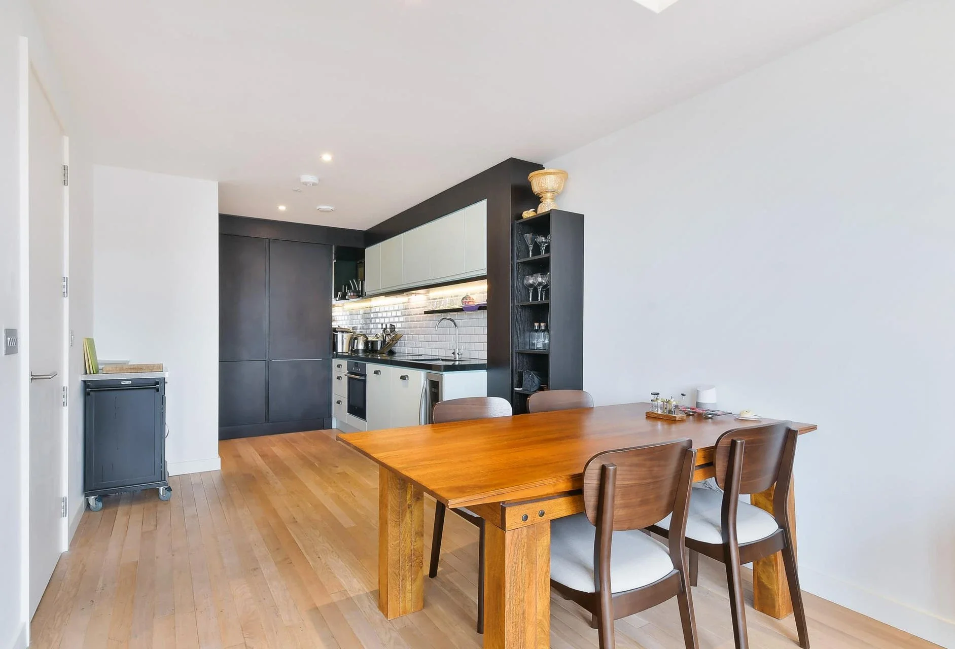 Flat Cobblestone Square in Greater London