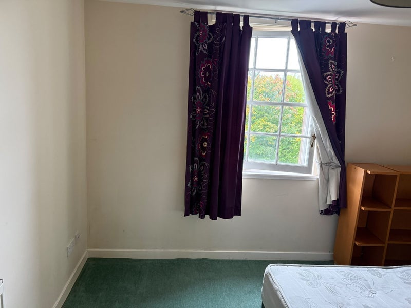 Room Plummer Court in Dalkeith
