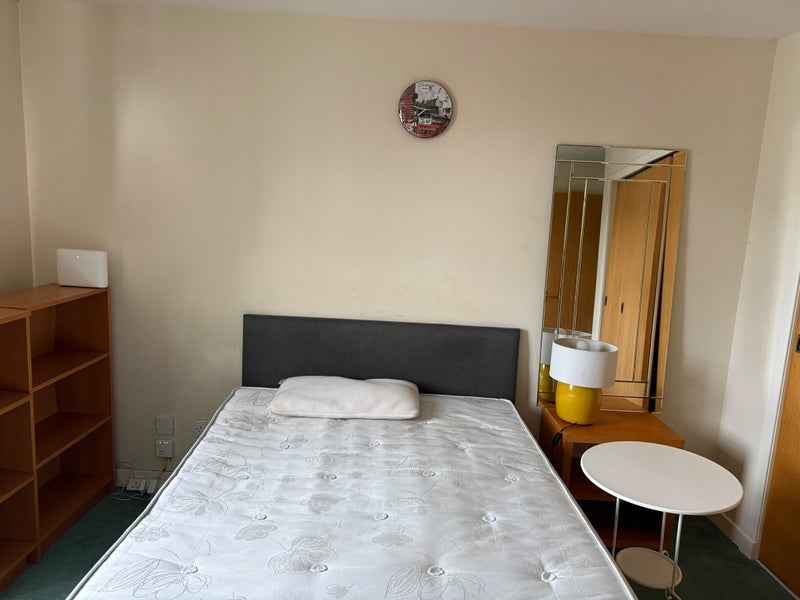 Room Plummer Court in Dalkeith