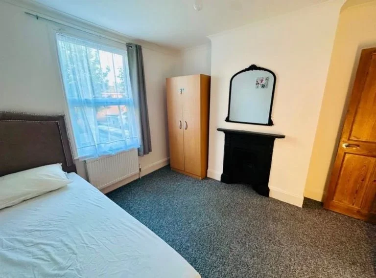 Room Cotford Road in Greater London