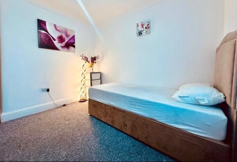 Room Cotford Road in Greater London