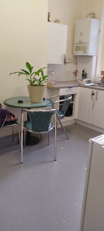 Room Lower Road in Greater London