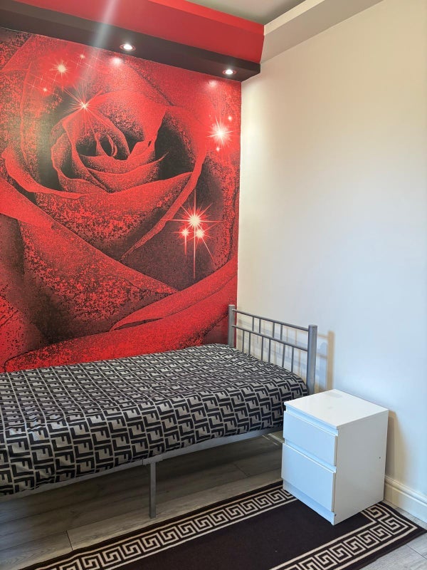 Room Ingal Road in Greater London