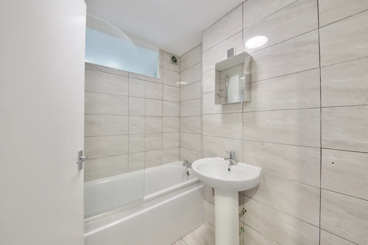 Flat Poplar Grove in Greater London