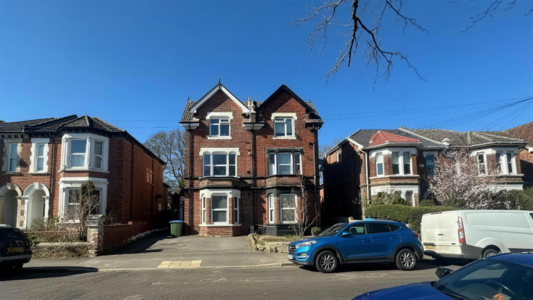 Flat Gordon Avenue in Southampton