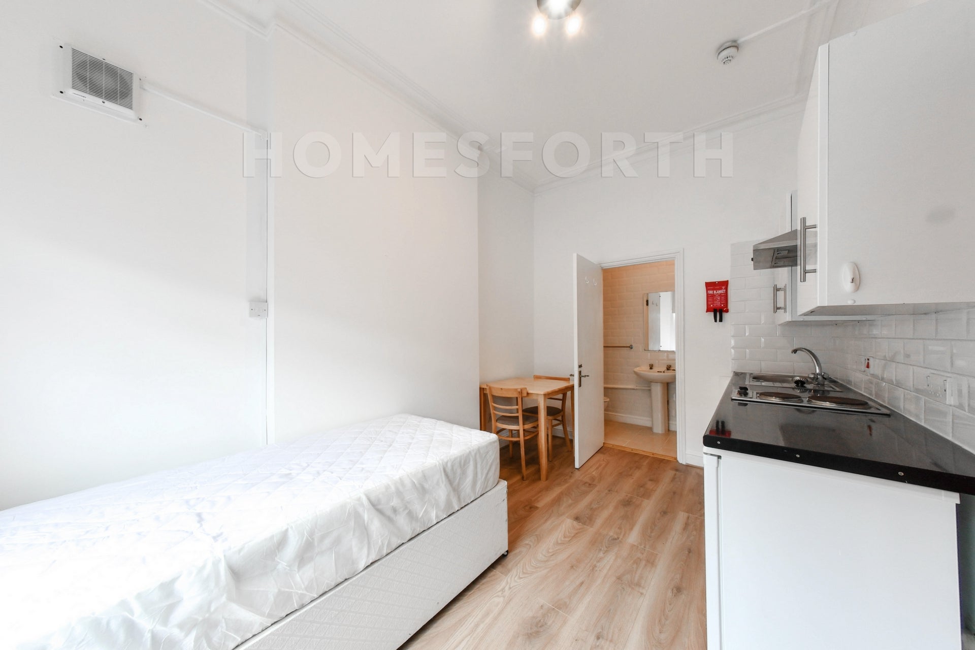 Flat Manstone Road in Greater London