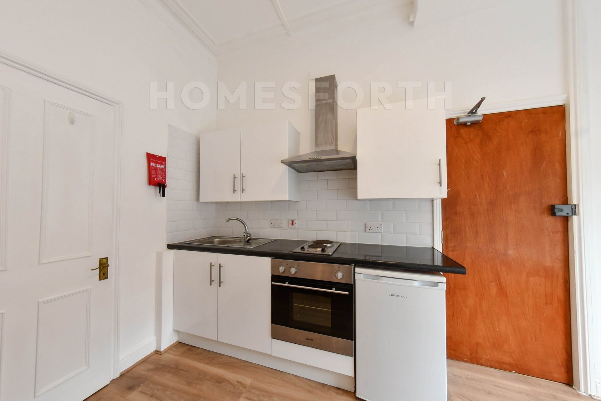 Flat Manstone Road in Greater London