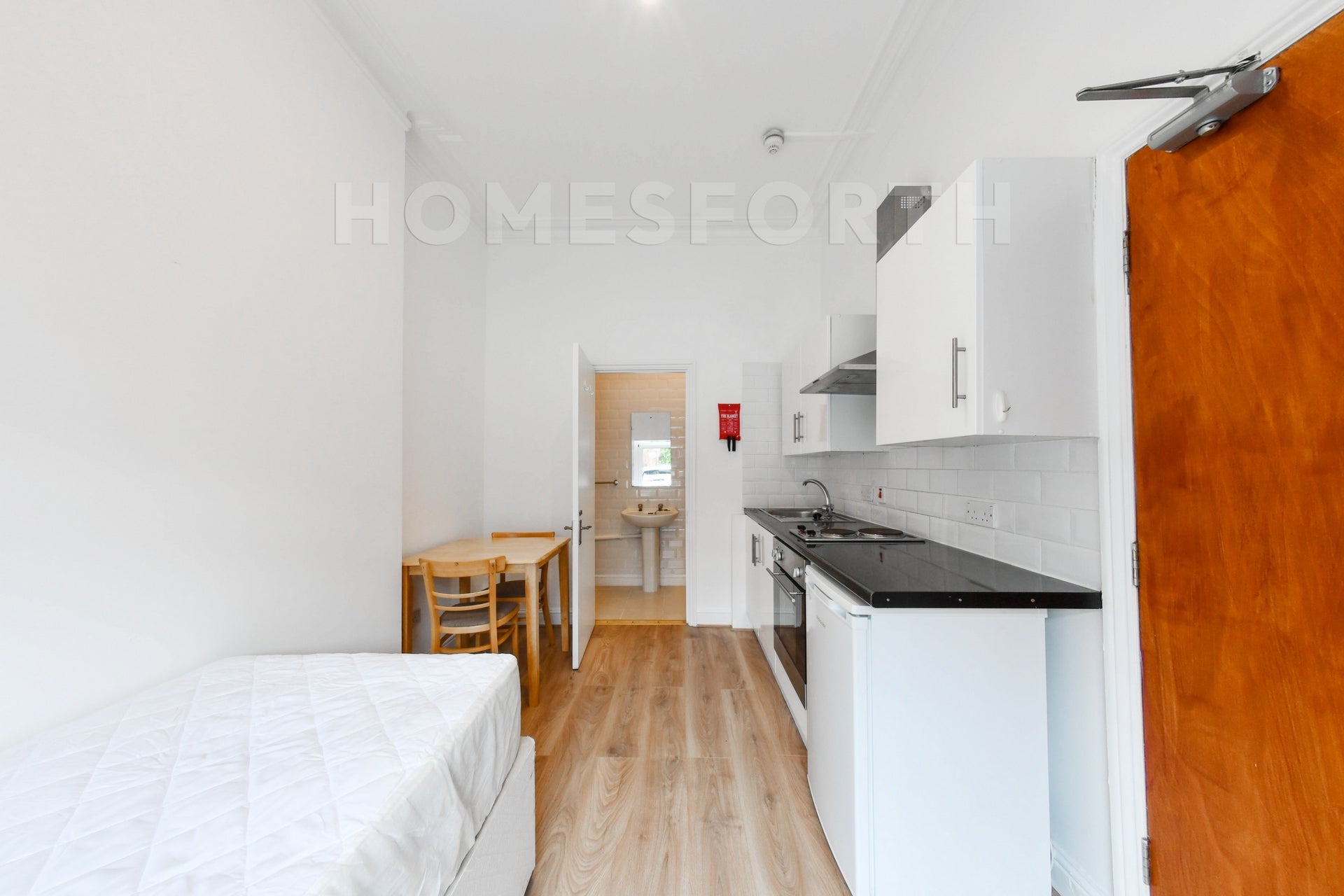 Flat Manstone Road in Greater London
