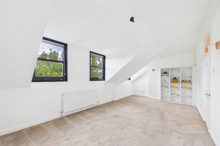Flat Dorcas Court in Surrey Heath