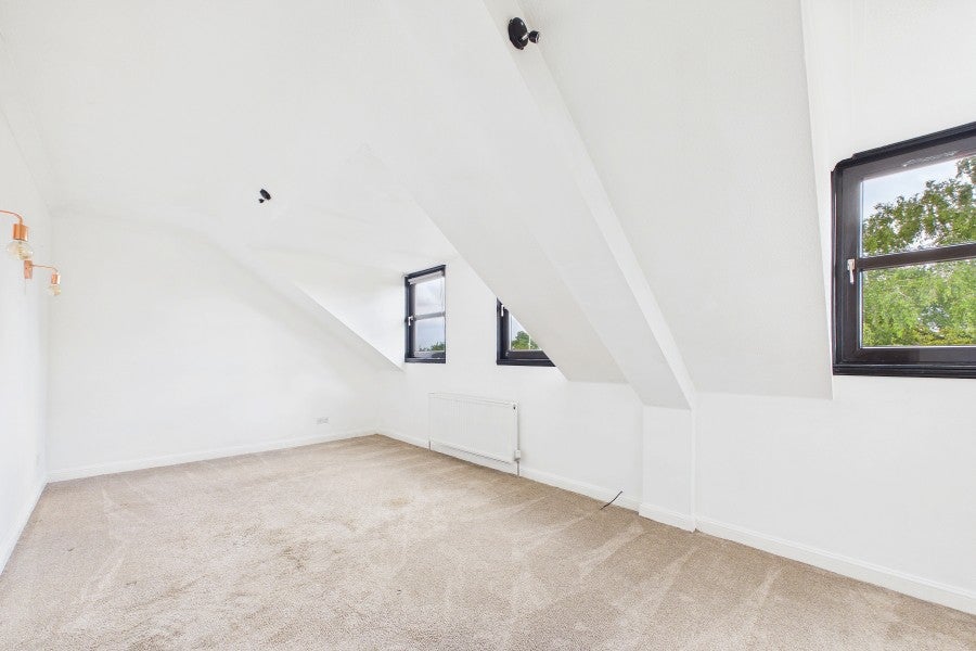 Flat Dorcas Court in Surrey Heath