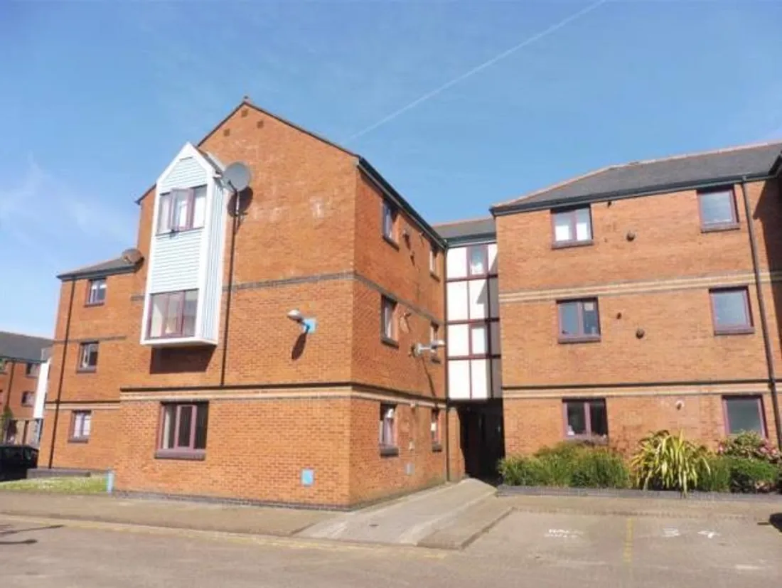 Flat Abernethy Quay in Swansea