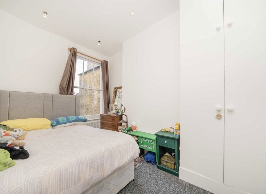 Flat Voltaire Road in Greater London