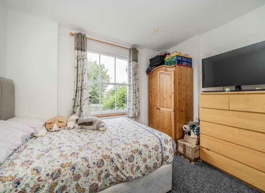 Flat Voltaire Road in Greater London