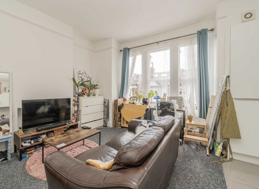 Flat Voltaire Road in Greater London