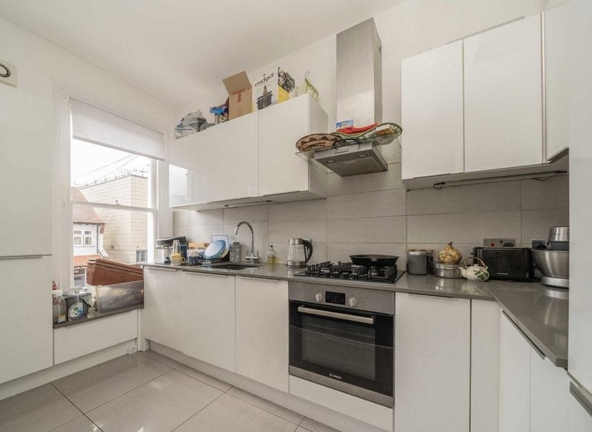 Flat Voltaire Road in Greater London