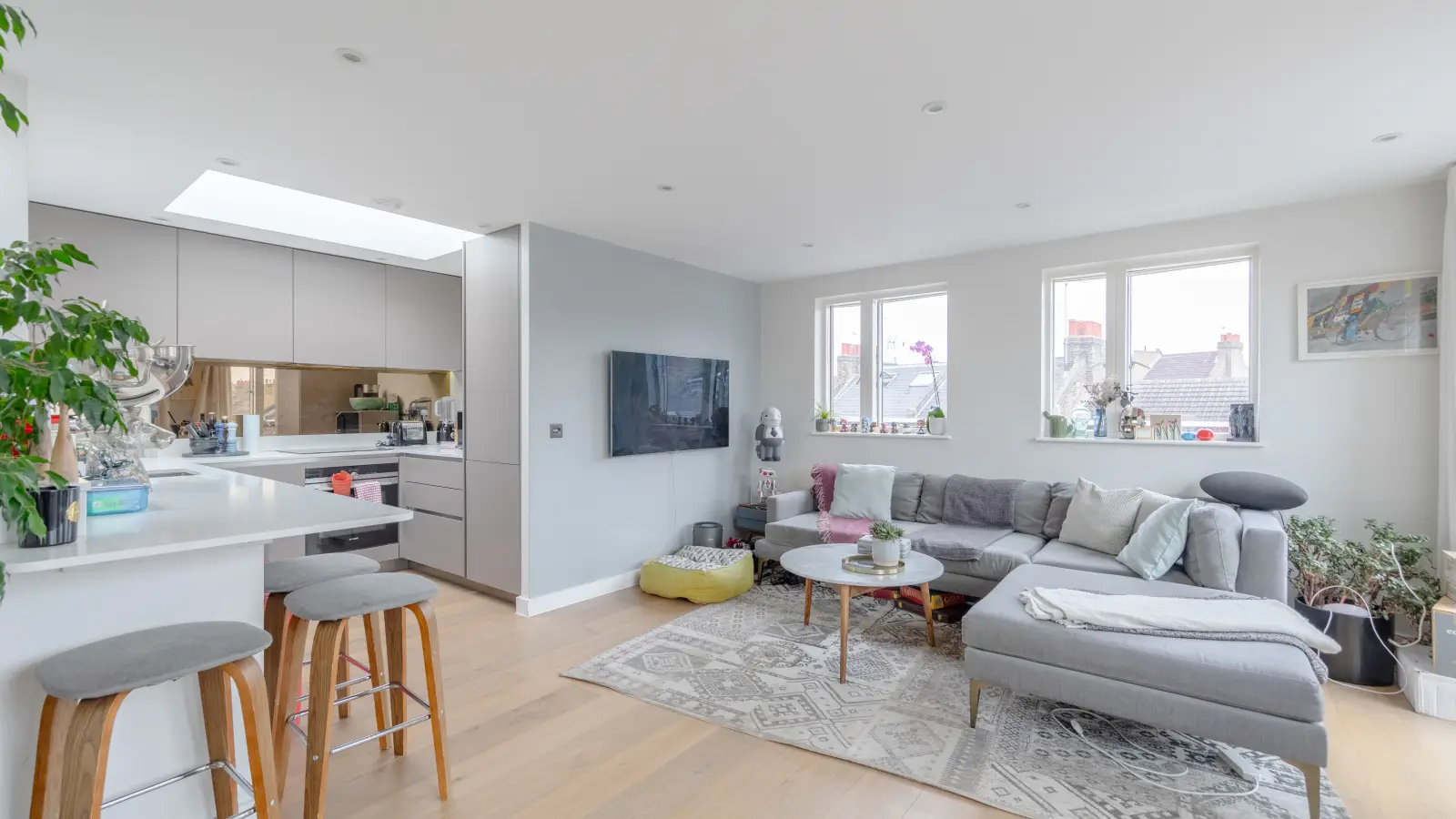 Flat Gowrie Road in Greater London
