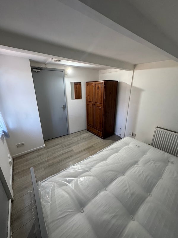 Room Ifield Drive in Crawley