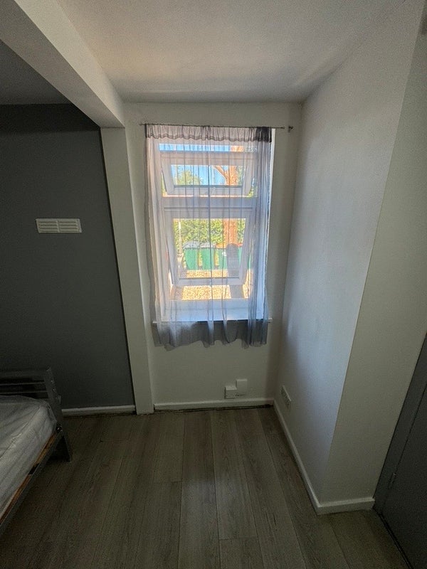 Room Ifield Drive in Crawley