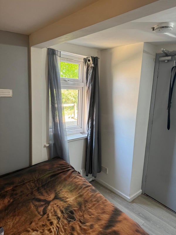 Room Ifield Drive in Crawley