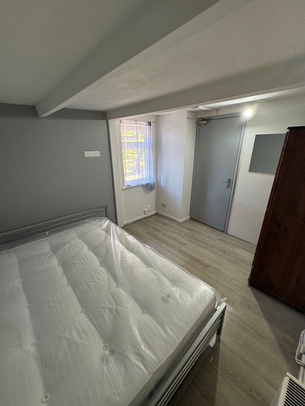 Room Ifield Drive in Crawley